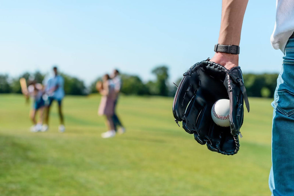 How Are Baseball Gloves and Softball Gloves Different? Baseball 360